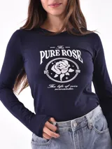 Remera de manga larga color gris oscuro, ajustada al cuerpo, con un estampado frontal de flores y texto en color blanco.