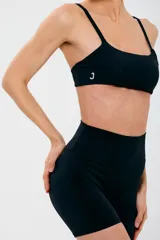 Top deportivo negro con breteles finos regulables y almohadillas removibles.