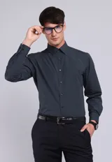 Camisa de vestir azul marino con microestampado de lunares blancos, de corte regular, manga larga, cuello inglés y cierre frontal con botones.