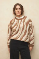 Sweater de punto con diseño de rayas tipo cebra en color azul, beige y bordó.