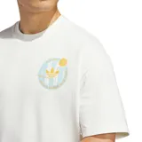 Remera de algodón color blanco, de corte holgado y cuello redondo. Presenta un estampado gráfico circular en el pecho y en la espalda con el logo de Adidas y motivos de básquet en tonos celestes y amarillos.