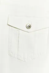 Jeans de tiro bajo y corte bootcut color blanco, con diseño de cinco bolsillos, trabillas para cinto y cierre frontal con cremallera y botón metálico.