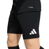 Short deportivo Adidas Entrada26, color negro liso, con cintura elástica y logo de las tres barras en blanco en el borde inferior de la pierna derecha.