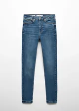 Jeans de corte skinny y tiro alto, confeccionados en tejido de algodón con elastano. Presentan diseño de cinco bolsillos, cierre de cremallera con botón y trabillas para cinturón.