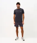 Bermuda masculina Get Over confeccionada en tejido tecnológico de poliéster y elastano, de color gris oscuro, con calce regular, cintura elástica con cordón ajustable y bolsillos laterales.