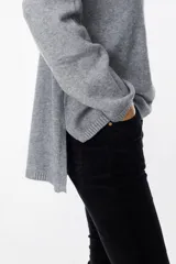 Sweater de punto con cuello polera, de corte holgado y mangas largas con puños acanalados.