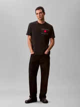 Remera de cuello redondo y manga corta, confeccionada en algodón regenerativo. Presenta un estampado gráfico en el pecho con el logo de la marca y la inscripción New York City.