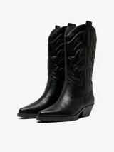 Botas estilo texanas de caña alta color negro, con diseño de costuras en relieve, punta cuadrada y taco bajo.