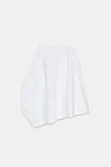 Falda midi blanca de tiro medio con bolsillos delanteros y bajo asimétrico. Cierre lateral con cremallera oculta.