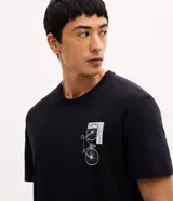 Remera de algodón de manga corta y cuello redondo, color negro, con estampa pequeña de bicicleta en el pecho.