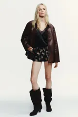 Chaqueta de cuero vacuno con acabado efecto lavado, cuello solapa, cierre frontal con botones y bolsillos delanteros con solapa. Presenta un corte recto y forro interior.