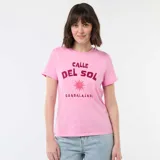 Remera rosa de manga corta y cuello redondo, con estampa frontal en color bordó que incluye texto y el dibujo de un sol.