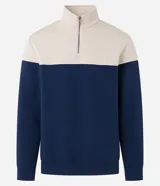 Buzo de media malla con diseño de bloques de color, presentando la parte superior en beige y la inferior en azul marino, separadas por una línea blanca. Cuenta con cuello alto con cierre frontal parcial y puños acanalados.