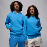Hoodie Jordan Brooklyn Fleece color celeste con capucha, bolsillo frontal tipo canguro y pequeño logo Jumpman bordado en el pecho.