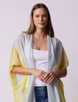 Kimono Barrington con estampado de rayas horizontales en tonos azul, rosa y dorado.