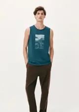 Musculosa celeste con estampa geométrica en el pecho.