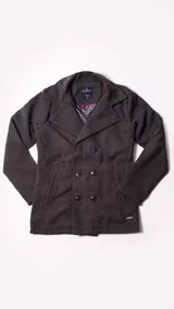 Saco de paño para hombre, estilo peacoat, de color gris oscuro. Presenta diseño de doble abotonadura, solapas clásicas y forro interior capitoneado.