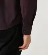 Camisa de vestir manga larga Preston Field, color bordó, con cuello camisero y cierre frontal de botones al tono.