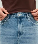 Pantalón de jean con corte recto, tiro medio y diseño de cinco bolsillos. Confeccionado en denim de algodón con un toque de elastano, presenta un lavado clásico y cierre frontal con botón y cremallera.
