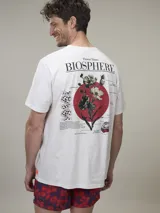 Remera gris de algodón con estampado pequeño de corazón con flores en el pecho.