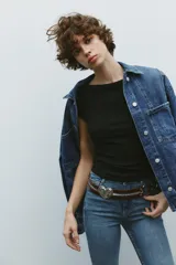 Camiseta ajustada de rib con cuello barco y manga corta, con diseño de rayas horizontales en blanco y negro.