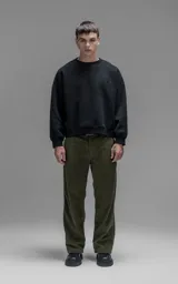Pantalón de corte recto confeccionado en corderoy premium color verde oliva. Presenta diseño clásico de cinco bolsillos, cierre frontal con botón, presillas para cinturón y costuras reforzadas.