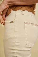 Jeans Lena de corte recto, color marfil, con tiro medio y bolsillos clásicos.