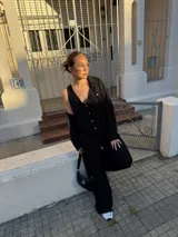 Conjunto de chaleco con botones y pantalón palazzo de crepé color negro.