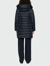 Plumífero largo con capucha Moncler modelo Igelong, color negro, con cierre frontal y diseño acolchado horizontal.