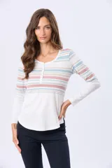 Remera t-shirt de algodón con rayas horizontales en tonos pastel (lila, beige, azul claro y azul oscuro), cuello redondo con botones delanteros y aberturas laterales.