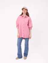 Camisa de manga larga con efecto lavado, corte oversize y cierre frontal con botones. Presenta cuello clásico y logo bordado en el pecho.