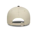 Gorro New Era 9FORTY de los New York Yankees, color beige con visera negra y logo del equipo bordado en azul marino.