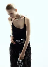 Falda midi de encaje color negro con lentejuelas y abalorios colgantes, de diseño festoneado y cintura con elástico.