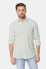 Camisa de lino de manga larga con diseño de rayas verticales en tonos verde y blanco, cuello camisero, cierre frontal de botones y bordado sutil en el pecho.