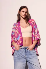Kimono oversize de viscosa con estampado abstracto en tonos fucsia, beige, celeste y naranja.