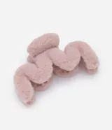 Pinza para el cabello con diseño en zigzag, revestida en textura de peluche suave color rosado. Cuenta con dientes intercalados para una sujeción firme y funcional.
