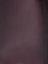 Cartera tipo saco Calvin Klein color borgoña, con correa larga regulable y logo CK plateado en el frente.