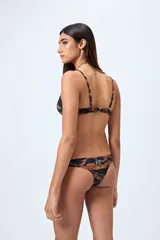 Bottom de bikini colaless con estampa tipo tie-dye en tonos marrones y negros.