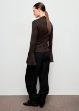Camiseta marrón de manga larga acampanada, con cuello perkins, diseño entallado y detalle fruncido en el lateral de la cintura.