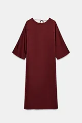 Vestido midi de Zara Woman Collection confeccionado en viscosa satinada, color bordó. Presenta cuello barco, mangas por debajo del codo y bajo recto, con detalle de lazo fino en la parte posterior del cuello.