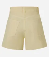 Short de sarga color amarillo pálido, corte mom, con cintura alta, trabillas, cierre tradicional y bolsillos.