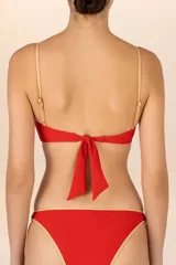 Top de bikini rojo con ribetes dorados, escote con abertura central, copas preformadas, breteles delgados ajustables y amarre en la espalda.