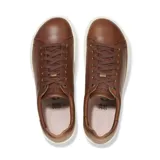 Zapatilla de cuero color marrón cognac, con cordones al tono, suela blanca de goma y detalle de corcho en el lateral de la entresuela.