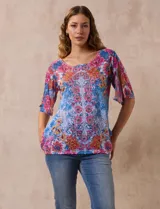 Blusa de modal estampado con flores en tonos azules, rosas y amarillos, marca Ruby Rd. Tiene cuello redondo, manga corta con abertura y apliques de brillos en el frente.