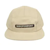 Gorro tipo 5-panel color beige con textura cuadriculada y parche frontal con el logo de Independent en letras blancas sobre fondo negro.