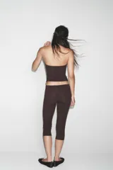 Top corto tipo bandeau color marrón oscuro, con escote recto y corte ajustado al cuerpo.