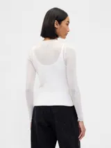 Buzo de tejido fino y semitransparente con cuello redondo y mangas largas, diseñado con una capa superpuesta estilo musculosa de punto acanalado.