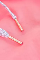 Short de baño color rosa neón, de corte clásico, con cintura elástica ajustable y cordón trenzado. Incluye dos bolsillos laterales, un bolsillo trasero con cierre y suspensor de malla fina estampado.