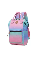 Mochila con diseño degradado en tonos rosa, celeste y lila. Tiene un bolsillo frontal con cierre y dos bolsillos laterales.
