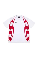 Remera de fútbol de manga corta, colaboración entre Umbro y Supreme. Diseño en color blanco con paneles laterales estampados en color rojo. Presenta el logo de Umbro en el pecho derecho y el logo de Supreme en el pecho izquierdo.